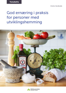 Omslag på temaheftet god ernæring i praksis for personer med utviklingshemming. Bildet viser et stilleben av diverse matvarer.